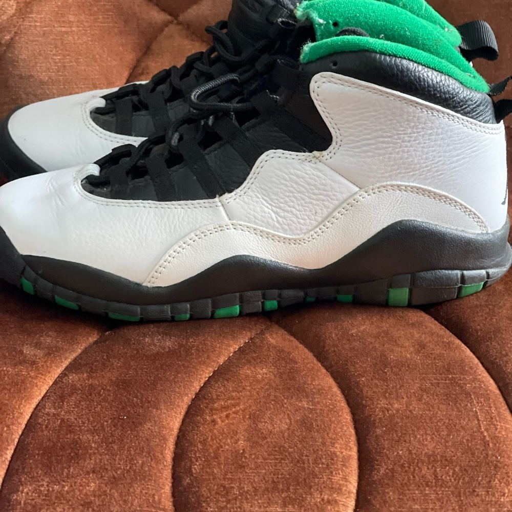 Jordan Black and Green Sneakers Classic Design